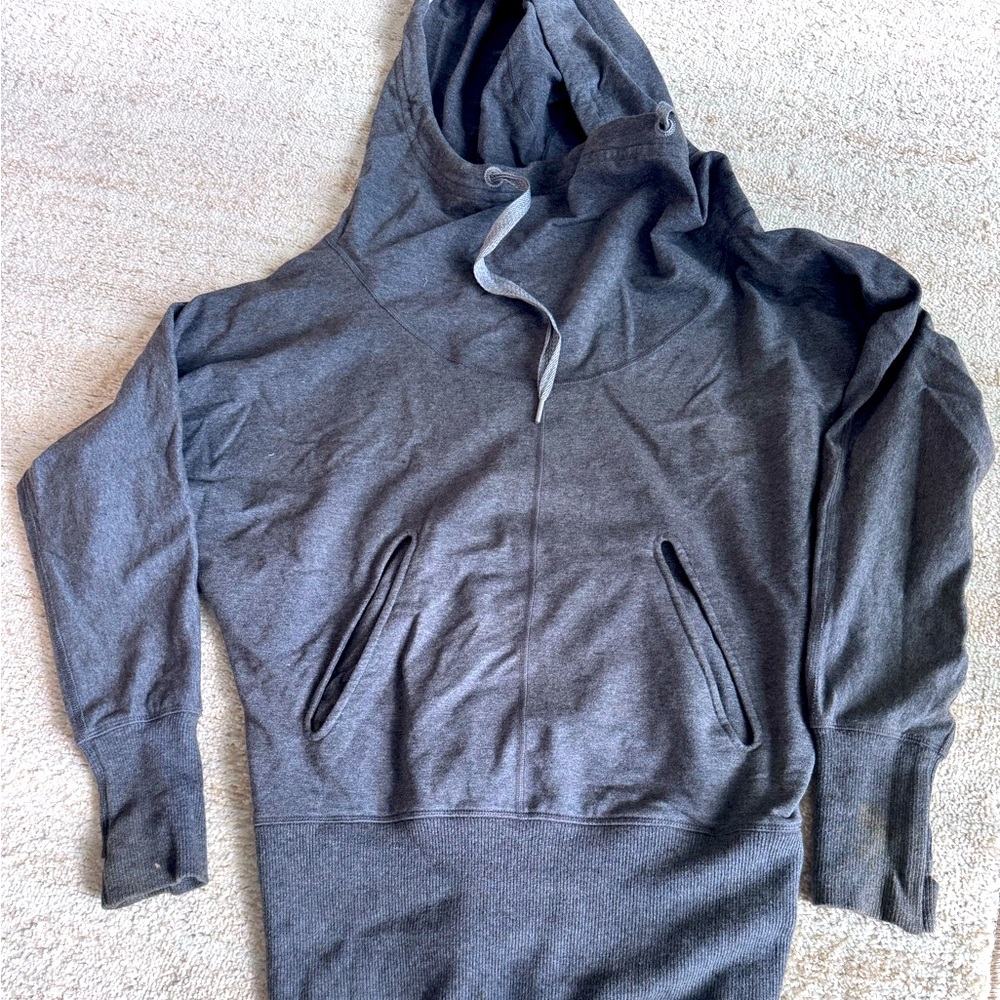 Cozy sweatshirt. Hip fitted